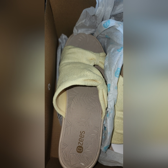 BZEE'S Smile More Bow Sandal (Butter) - Picture 10 of 12